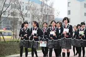 为什么“贵族学校”校服是裙子，普通学校是裤子，原因非常现实图片