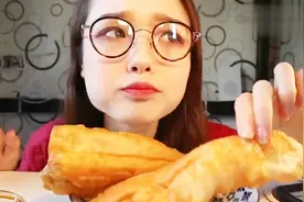 吃货哎呦阿尤吃油条，配上一杯热气腾腾的豆浆，这么吃真的过瘾！视频封面