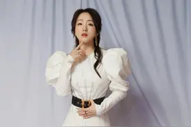 杨钰莹穿白色长裙宛若公主 呆萌捧脸笑称自己是妹妹图片