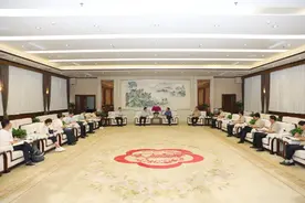 屈忠让一行来汾酒调研图片