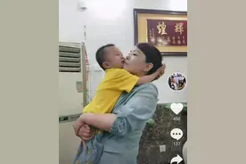 许敏即将返程：奇奇不舍奶奶，看着儿子一家，她眼里总是饱含泪水图片