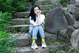 景甜的"蚂蚁腰"细得晃眼，直筒裤穿出宽松感，系皮带都还不合身图片