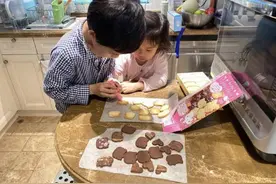 郭晶晶大儿子做饼干，女儿嘴馋眉眼可爱 老爸霍启刚拍照开心坏了图片