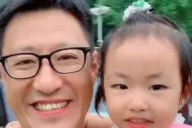 46岁于震是女儿奴！紧抱孩子不撒手，二婚娶小13岁娇妻生3娃图片
