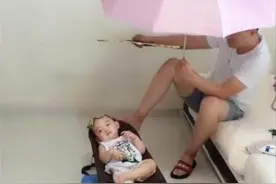 宝妈出门逛街，让宝爸在家看娃，回家后看到的场景让她怀疑进错门图片