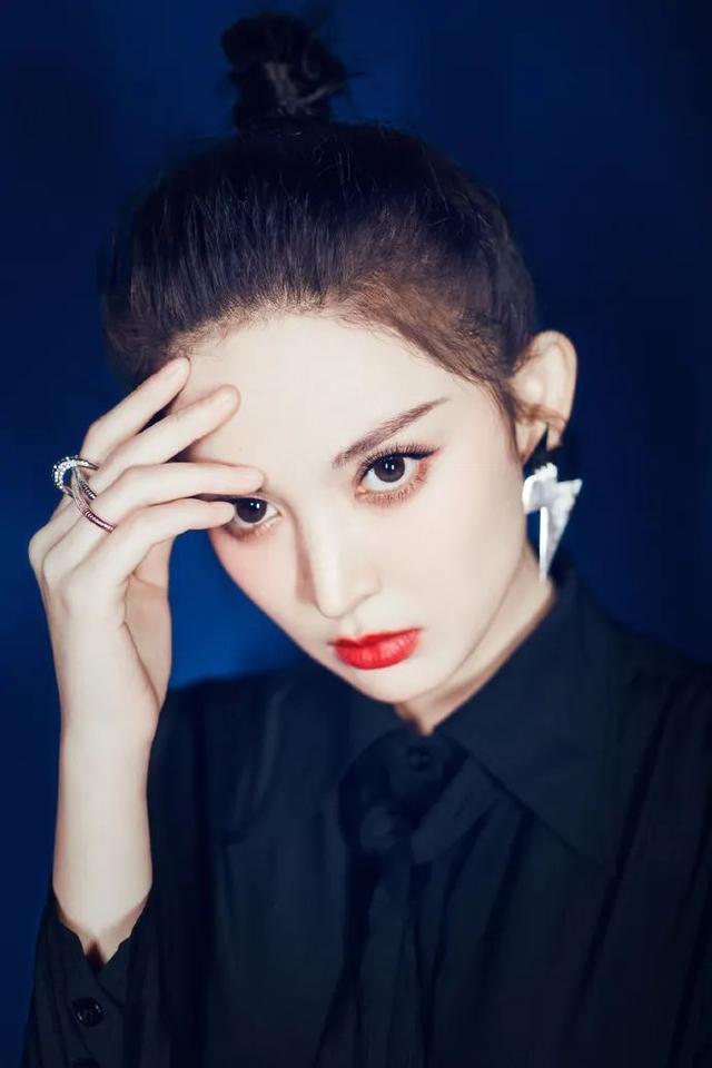 建议皮肤“暗黄”的女人，选这几种服装配色穿，不挑肤色还很靓丽