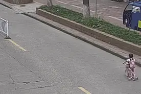 害怕打针，海宁女童骑着小自行车离家出走！幸好遇到了“超级暖爸”图片