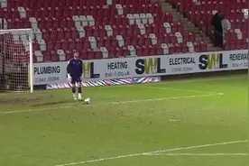 足坛疯狂一夜！门将开门球直接破门+91分钟点球踢飞+加时爆冷图片