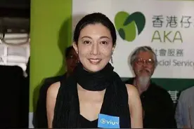 47岁吴绮莉久违露面，妆容精致气色好，一身黑色系太有港姐范儿图片