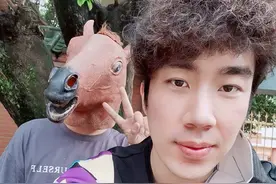 LOL：骚男官宣新女友，净身出户一年后，终于找到了新的伴侣图片