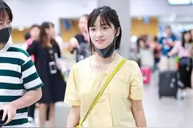 沈月机场终于不再露腿，一条阔腿裤又瘦又美，终于相信你有160图片