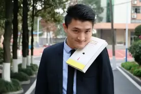10年前，那个用脚高考轰动全国的文科状元，如今怎样了？图片