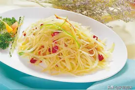 炒酸辣土豆丝，切记掌握加醋的时间，这步做对了，土豆丝又香又脆图片