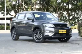 博越后挡风玻璃有裂痕，可能是三种原因导致的，处理方法建议收藏图片