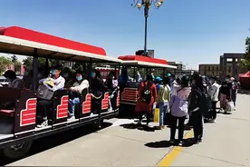 超拉风！高校用“小火车”接学生到宿舍图片