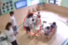 拽着胳膊在地上拖行、夹在腋下如同麻袋，山东一保育员粗暴对待幼儿，官方发布处理通报图片