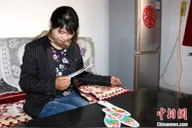 甘肃瓜州绣娘：纳鞋垫“副业”渐变增收“富业”图片
