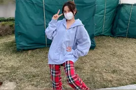 宋祖儿绿洲摆pose比耶鬼马可爱，红裤子配绿拖鞋穿搭亮眼图片