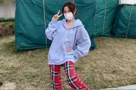 宋祖儿绿洲摆pose比耶鬼马可爱，红裤子配绿拖鞋穿搭亮眼图片