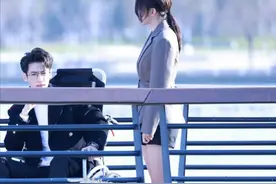 罗云熙正拍《良言写意》，片场坐轮椅显病娇，却被程潇大长腿抢镜图片