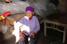 95岁老太养大5个儿女，晚年住破屋生活凄凉，下雨只能躲棺材图片