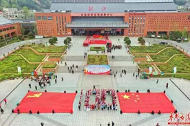 百人红歌快闪点燃韶山 激昂歌声献礼建党百年图片