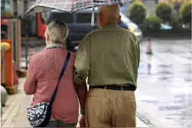 女儿拒绝为父母养老：“你的财产给了谁，就该找谁去，别来找我”图片