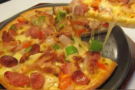 宝贝想吃披萨，宝妈自己在家做，10块钱做2个，松软拉丝味道好图片