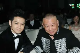 “夸人年轻”最好别说“You look young”，小心老外跟你翻脸图片