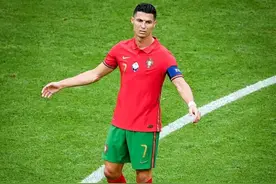 三个动作告诉你C罗的骄傲与遗憾：宠粉狂魔送球衣，皇马球迷看哭图片