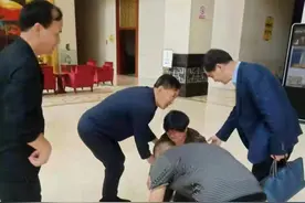 了不起的山东大哥！三轮车失控4名小孩栽进河里，一路过大哥纵身跳进水里将孩子救起图片