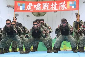 台军“官多兵寡”比例畸形，罗智强讽：难道“抗中保台”真用扫帚图片