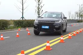 据说有人开着大块头SUV完成了95km/h麋鹿测试，波哥表示不服图片