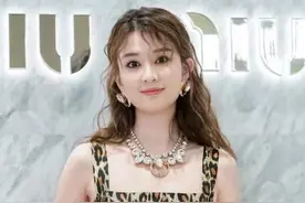 乔欣豹纹小吊带展现“野性淑女”，身材娇小，性感起来真有爆发力图片