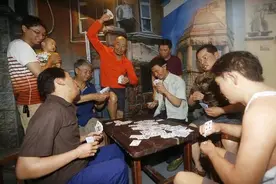 山东人打起扑克，土地爷都劝不住...图片