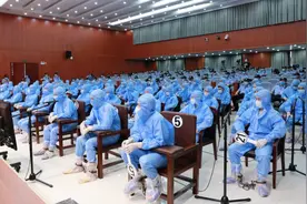 56人涉黑团伙穿隔离服受审！涉杀人放火、非法拘禁、敲诈勒索等罪名图片