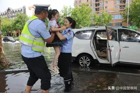 向前冲！无畏疾风骤雨，只为守护平安图片
