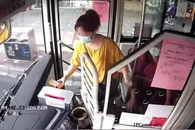 广东一女子乘坐公交车不熟悉支付流程，一系列动作逗乐网友图片