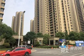 电动车占用楼道花式充电 南京两大保障房片区安全问题令人堪忧图片