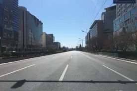 崇文门大街白天空无一人可轮滑，呷哺工作人员到街边卖食材图片