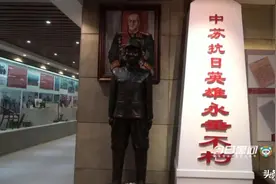 今天这个日子，黑河学院大学生为英烈献上了一束花图片