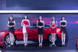 展会抓拍 | 深圳国际车展上的混血美女，就是比中国面孔有型图片