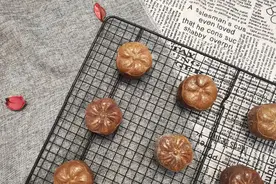 黑糖可可味月饼，喷香浓郁可口，内附枧水转化糖浆替代材料与配方图片