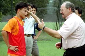 中国足球留洋第一人，兴宁一县六国脚之一，谢育新图片