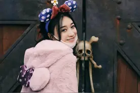 李小冉迪士尼出游少女穿搭，像个年轻的小姑娘，笑容甜美惹人爱图片