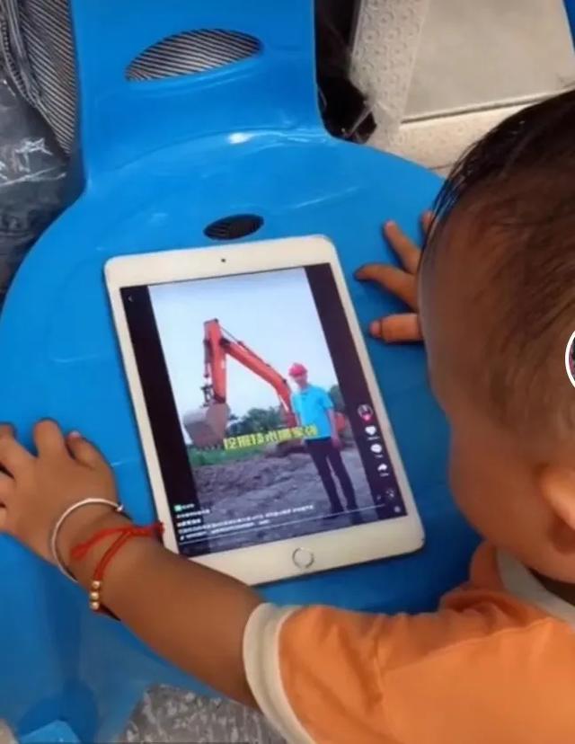 男孩能有多痴迷挖掘机？网友：你是在我家装了摄像头吗