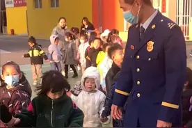 消防员父亲接女儿放学遭甩手，买了一串糖葫芦才哄开心图片