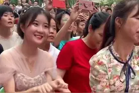 最美幼儿园老师火了，台下领舞笑容治愈，孩子爸爸：娃以后我来接图片