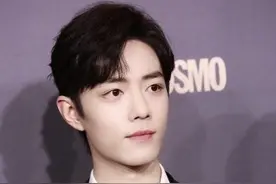 肖战背景墙签名被黄牛抠掉，网友：不如你整块带走图片