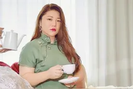 杨天真晒旗袍照，腰间赘肉被勒出依旧自信，满地名牌包随便踩超豪图片